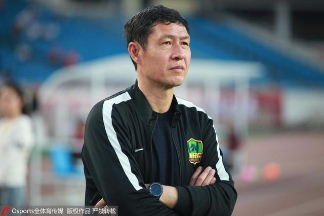 所以不难看出，拍摄现场对墨菲的造型“严防死守”，但依旧难逃狗仔的镜头。