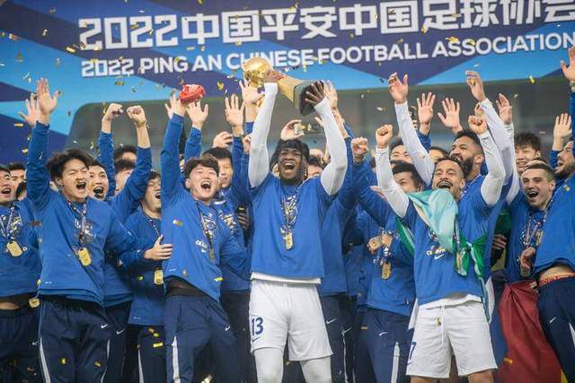 曝时尚大片 撩衣秀迷人肌肉线条 2021-10-11 日前，白敬亭合作《时尚芭莎》拍摄了一组海边踏浪主题的时尚大片。